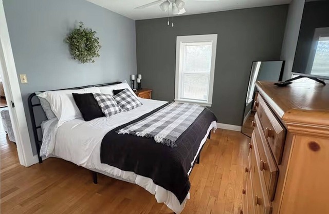 Fall Foliage! Serenity Cottage on Stockton Lake. Walk to water Game Room Hot tub