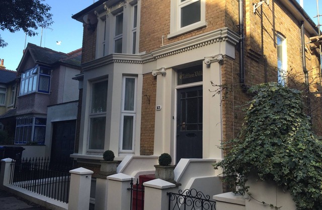 Family and pet-friendly, 5 mins to beach, bars and restaurants