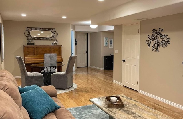 Family friendly & fully furn. garden apt. with huge yard in lovely neighborhood