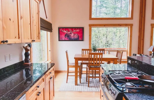 Family Friendly, Fun & Relaxing Lake View Cabin