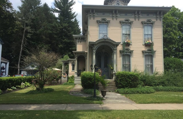 Family-friendly, historic Victorian within an hour's drive to many attractionsn