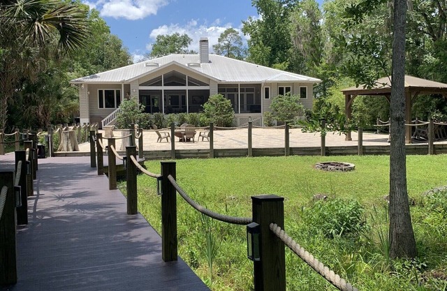 Family-friendly nature retreat on the beautiful Wekiva River