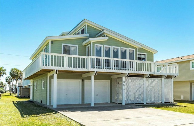Family Friendly Seaside Home 2 Blocks from Beach Covered Patio