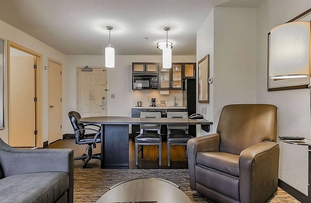 Family Fun at The Funplex! Full Kitchen, FREE Parking, Pet-friendly Property