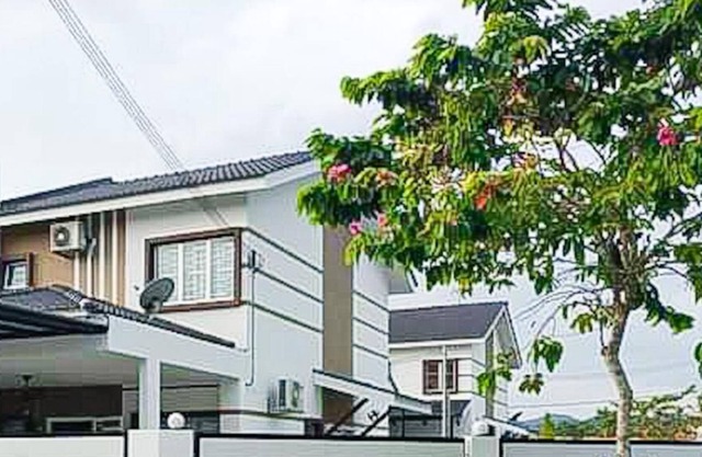 FAMILY Gathering - Sized Corner Lot House with outdoor landscape