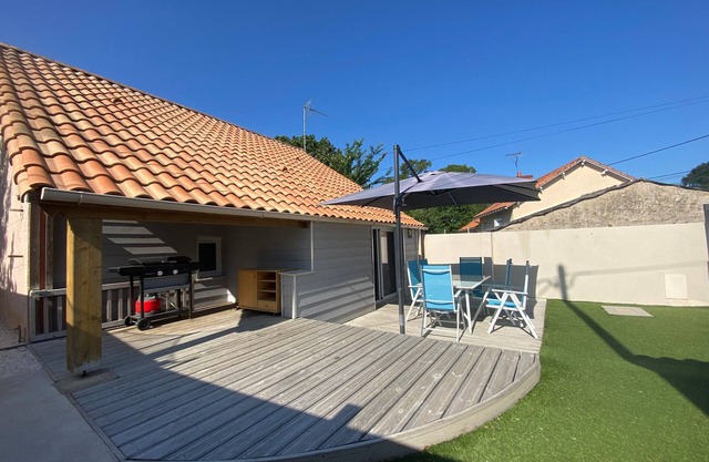 Family Home with Terrace, BBQ & Close to Beach - Sleeps 6