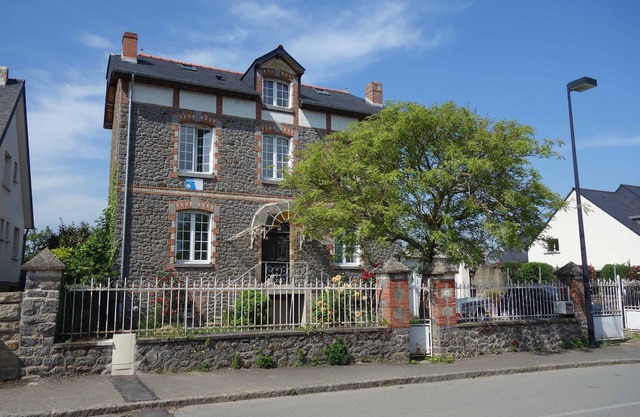 Family home/Artist. Halfway between town and sea. Quietly. Ideal for families