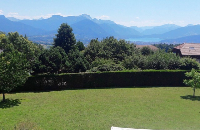 Family House with a view on Annecy Lake nad mountains
