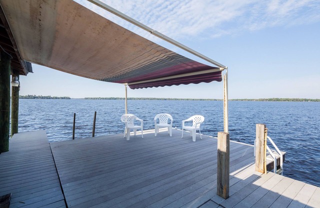 Family reunion retreat on beautiful 5800 acre Lake Sante Fe, Sleeps 22