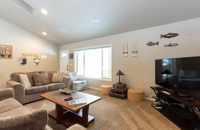 Fantastic Single Level Lodge Style Retreat, Pet Friendly, Hot Tub, Close to Park, Trails, and River