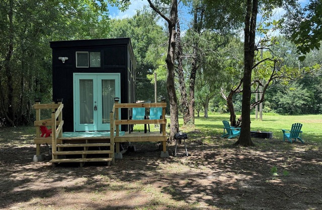 Fantastic TINY home nestled in tree’s in charming Cantonment FL. Pets welcome!