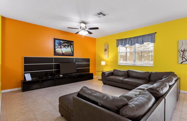 Fantastic Villa w/Private Pool - Amenities, Large Pool, Fitness Center, Parks