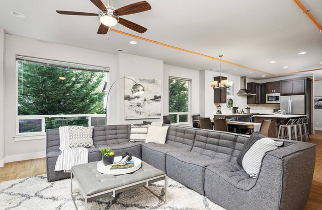 Fantastic Woodstock Townhouse, Pet Friendly Huge Open Floor Plan, All New Décor, 4 Miles to Portland