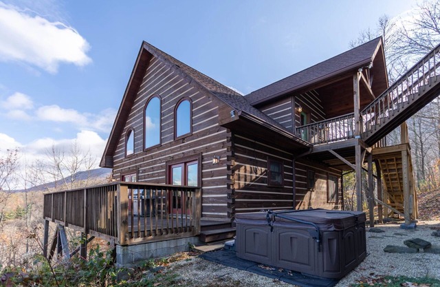 Faraway Skies- 100 mile views Hot tub, total privacy, 20 mins to Boone