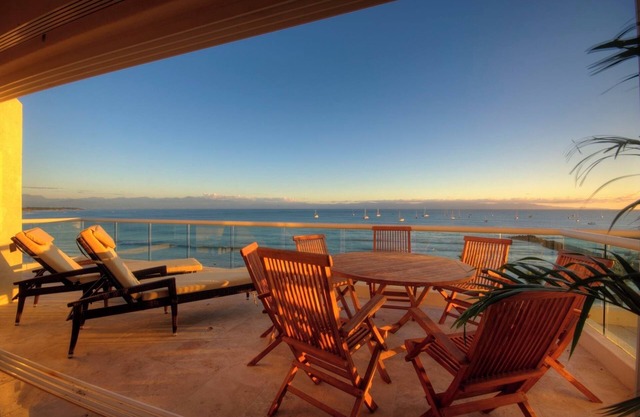 Farito Beachfront Penthouse, Surf & Paddle Board.