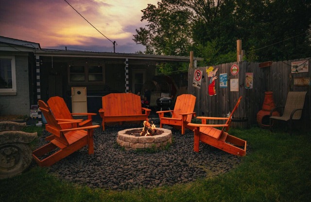Farm Ranch/Huge Hot tub/Retro/Solar/15 Downtown