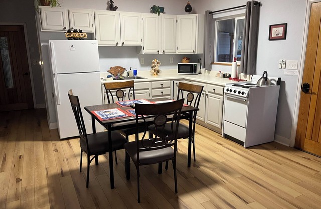 Farm Stay Cozy 2-bedroom guest house on farm in Hotchkiss