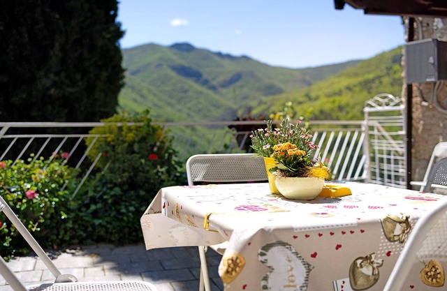 Farmhouse 'Nonnamelia - Casa Dei Cuori' with Mountain View, Wi-Fi and Air Conditioning