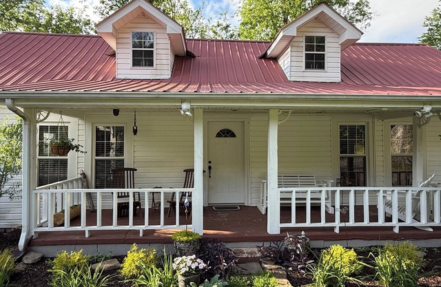 Farmhouse on Rock Creek Farm in Belmont. Enjoy a treehouse & wade Rock Creek