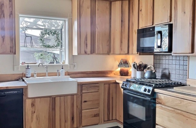 Farmhouse Victorian Perfect Cloudcroft Location!