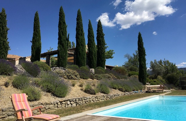 Farmhouse with heated swimming pool & private tennis court sleeps 14