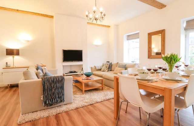 FEATHERS, BLYTHBURGH, pet friendly, with pool in Reydon