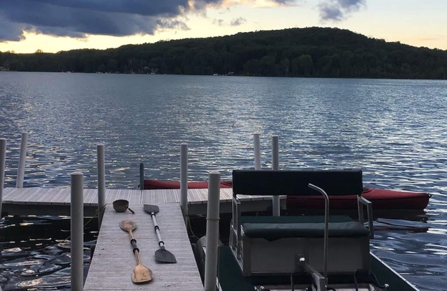 Felker's Cottage: Fall Adventures Await – Enjoy the Beauty of Huffman Lake this Autumn!