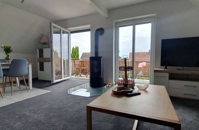 Ferienwohnung mit Kamin, Balkon, Boxspringbett, 3 Personen, See-und Waldnähe