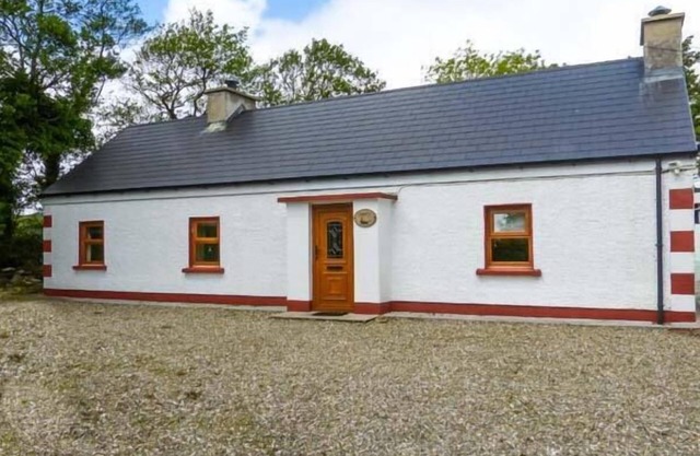 FERRYS, family friendly, with open fire in Portsalon, County Donegal