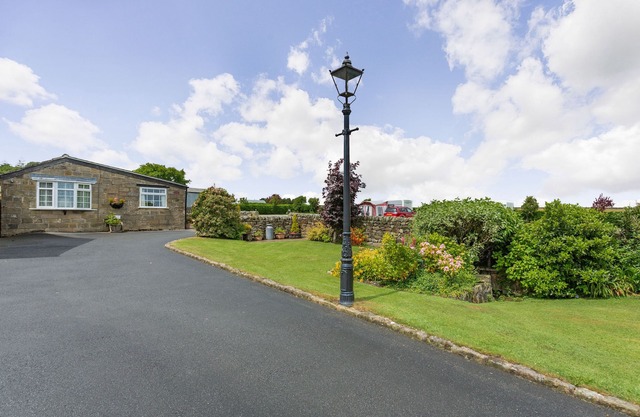 FIR TREE STABLES, pet friendly, with a garden in Summerbridge