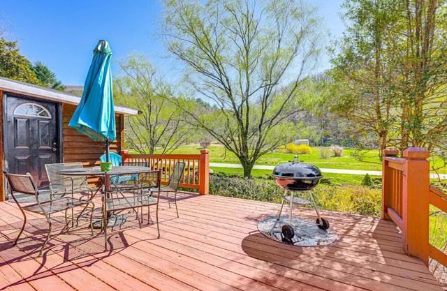 Fire Pit and Decks Creekside Cabin in Robbinsville