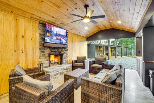 Fire Pits and Gazebo Lakefront Escape in Terry!