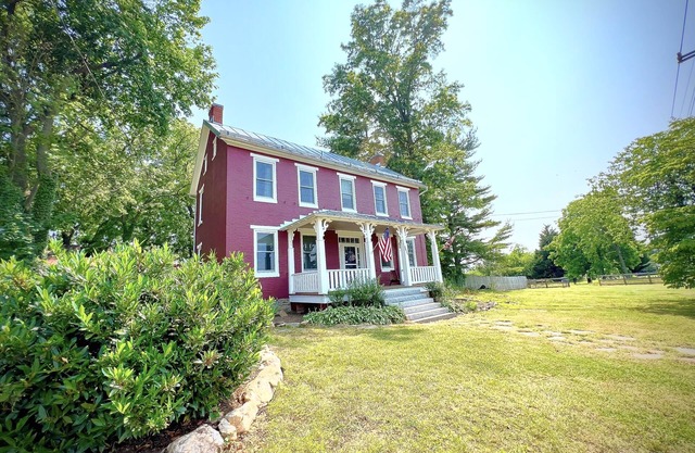Firefly Hill - Renovated farmhouse with large backyard - sleeps 8