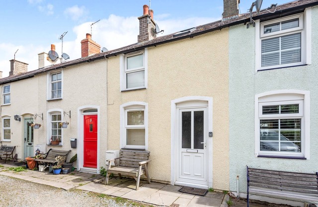 FISHERMANS COTTAGE, pet friendly, country holiday cottage in Conwy