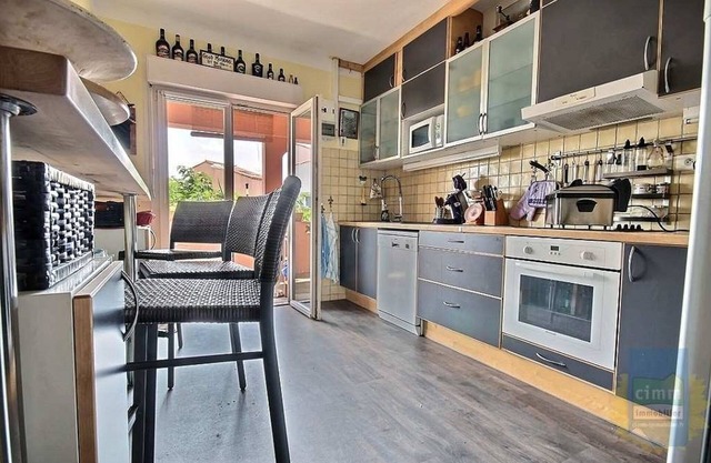 Flat sleeps 6, 100 meters from the beach, close to all shops
