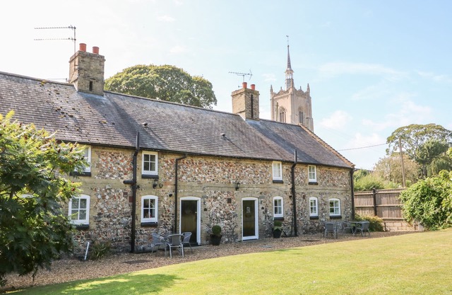 FLINT COTTAGE, pet friendly, character holiday cottage in Swaffham