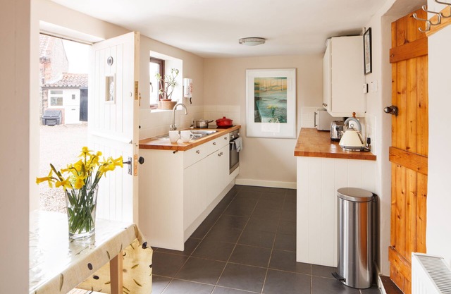 Flint cottage with parking in a quiet location nr Holt & Sheringham-Pet friendly