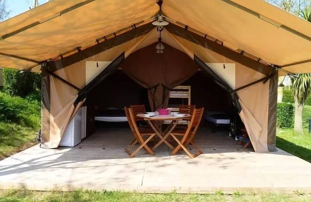 Flower Camping de la Corniche * - Standard canvas bungalow 24m² - 2 bedrooms, without bathroom + covered terrace for 5 people