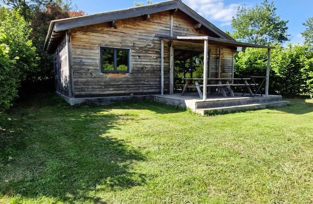 Flower Lake Camping * - Comfort Chalet 50m² - 3 bedrooms + covered terrace + TV + oven for 6 people
