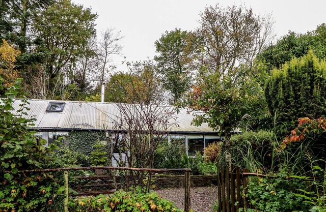 FOREST VIEW BARN, pet friendly, character holiday cottage in Beguildy