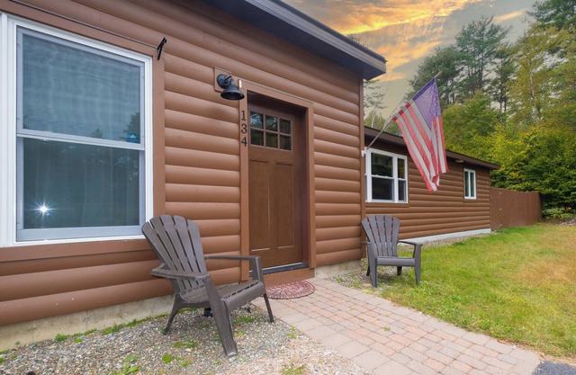 Forever Wild Cabin -River Access & Hiking -1 level in Brant Lake