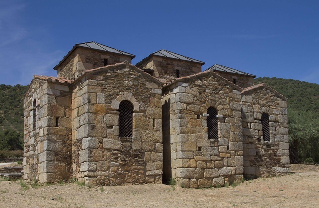 Four person bungalow in the Spanish countryside, unique for nature lovers.