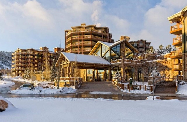 FREE NIGHT ~ when you book from 3/23 -3/30, 2BR w/Kitchen, Ski-In/Out, Hot Tubs