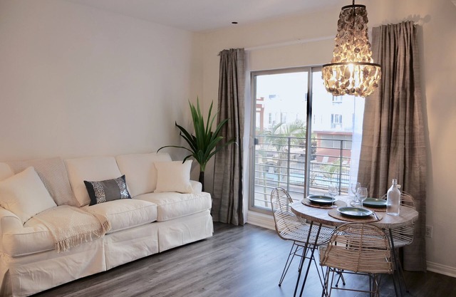 Free Parking & Housekeeping! Beachy Gaslamp Condo