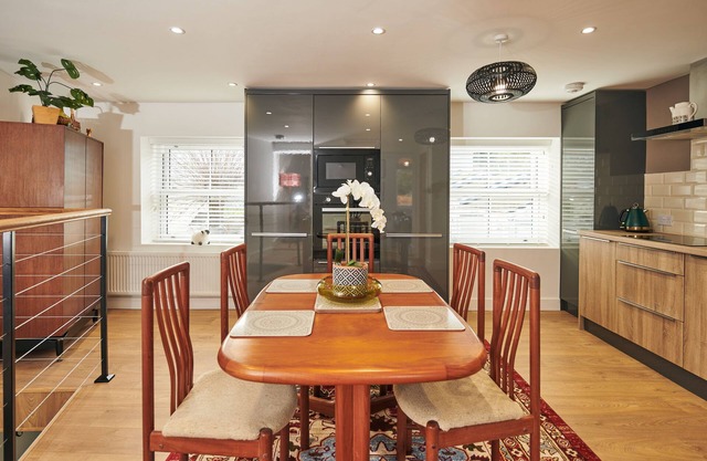 Frogmore , Stylish upside house with stunning sea and castle views
