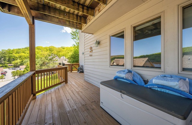 Frost & Float Getaway! Cozy 2-bedroom condo in Deep Creek Lake with Lakeviews