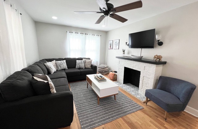 Fully Fenced Yard W/Basement Bedroom - Sleeps 7!