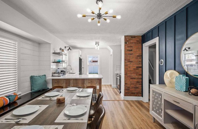 Fully Remodeled Cozy 4 BR in the heart of Parma, King Bed, Close to Airport