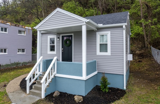 Fully Renovated Tiny Gem ~ Mins to Downtown ~ Yard
