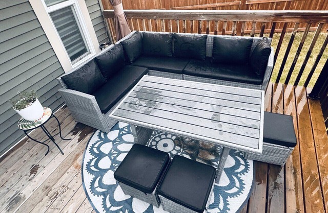 Fun for family, sleeps 14, Fun for pets , Yard, AC, Lots of Parking